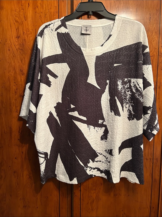 Inoah Tops - Relaxed Neck Abstract Print short Tunic - Black & White